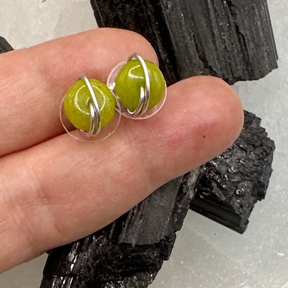 Peridot and silver stud earrings - Picture 1 of 3